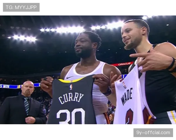 致敬时刻：热火队在中场为球队传奇乌杜尼斯-哈斯勒姆举办40号球衣退役仪式