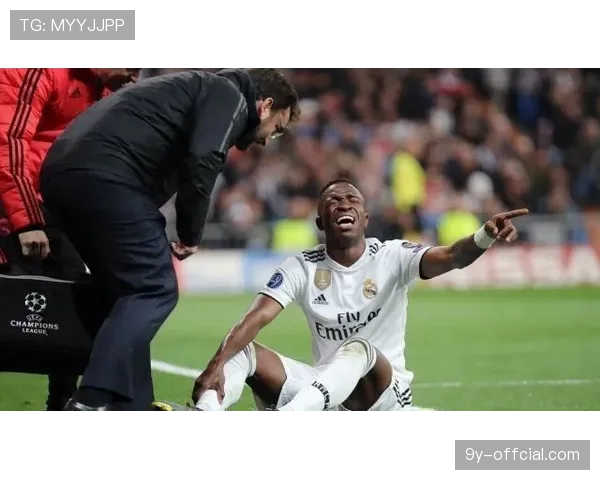 维尼修斯突破造点后伤退，伯纳乌球场瞬间陷入沉寂